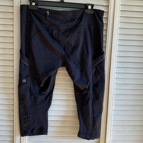 Lululemon Black Capri Leggings with pockets size 10? - Picture 3 of 8